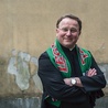 Ks. Bogusław Kowalski ma 54 lata, święcenia kapłańskie przyjął w 1987 r. Jako nastolatek przez sześć lat grał w młodzieżowych drużynach Legii Warszawa 