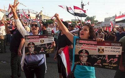 „To jest rewolucja, a nie zamach stanu” – głoszą napisy niesione przez tłum. Przeciwnicy Mursiego świętują obalenie legalnie wybranego prezydenta. Podobizna gen. as-Sisiego na transparentach pokazuje, w kim teraz demonstranci pokładają nadzieję. Mimo że jeszcze rok temu wołali:  „Precz z armią”. Tymczasem „dobra armia” zabija demonstrantów z drugiej strony konfliktu