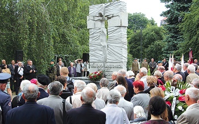 Kilkaset osób wzięło udział w uroczystościach pod pomnikiem i we Mszy św. Pamięć o ofiarach zamordowanych przez ukraińskich nacjonalistów jest ciągle żywa