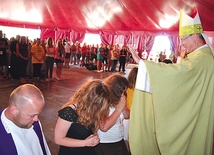 Bp Piotr Libera udziela błogosławieństwa grupie młodzieży z diecezji płockiej, która już 15 lipca wyrusza do Rio de Janeiro na Światowe Dni Młodzieży