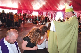 Bp Piotr Libera udziela błogosławieństwa grupie młodzieży z diecezji płockiej, która już 15 lipca wyrusza do Rio de Janeiro na Światowe Dni Młodzieży