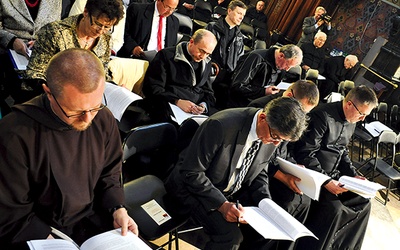 Uczestnicy II sesji plenarnej 43. Synodu Diecezji Płockiej  dyskutują w katedrze nad projektami dokumentów