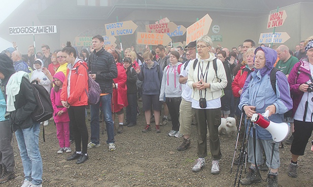 Modlitwa na cztery strony świata przed schroniskiem 