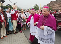 Mieszkańcy Jaworzynki towarzyszyli biskupom Wiesławowi Krótkiemu i Tadeuszowi Rakoczemu, kiedy bryczką podjeżdżali do kościoła parafialnego