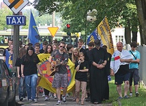 Chwilę po przyjeździe wyszli na ulicę. Idąc, odmawiali Koronkę do Miłosierdzia Bożego. Nie zrażali się nieprzychylnymi komentarzami niektórych przechodniów