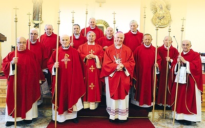 Pamiątką jubileuszowej celebry są krzyże wręczone przez bp. Henryka Tomasika