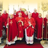 Pamiątką jubileuszowej celebry są krzyże wręczone przez bp. Henryka Tomasika