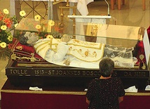 Relikwiarz św. Jana Bosko waży ponad pół tony, a figura wiernie oddaje jego wygląd z ostatnich lat życia