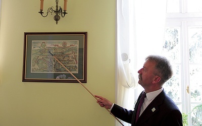 Burmistrz Krzysztof Jan Kaliński z dumą pokazuje oryginalną rycinę Łowicza autorstwa G. Brauna i F. Hogenberga
