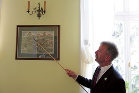 Burmistrz Krzysztof Jan Kaliński z dumą pokazuje oryginalną rycinę Łowicza autorstwa G. Brauna i F. Hogenberga