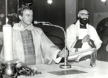 Ks. Jerzy Popiełuszko i o. Henryk Paweł Masny podczas Mszy św. w kościele Podwyższenia Krzyża Świętego w Bytomiu 8 października 1984 roku