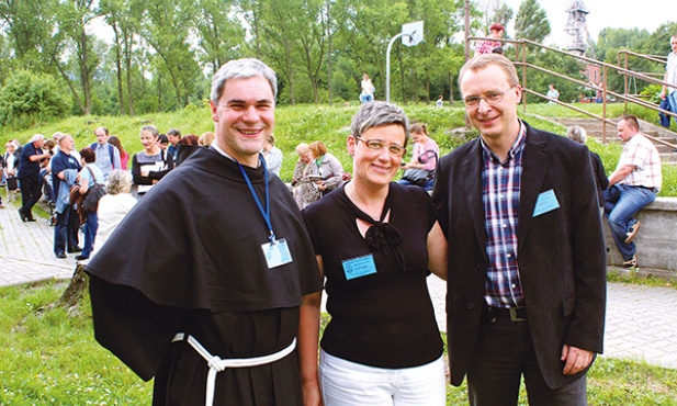 Pierwsze Wałbrzyskie Warsztaty Wyzwolenia odbyły się dzięki zachętom  o. Donata Wypchły OFMConv oraz zaangażowaniu Iwony i Marka Kurowskich z Diakonii Wyzwolenia Ruchu Światło–Życie Diecezji Świdnickiej