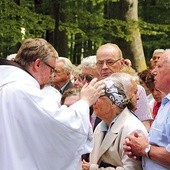 Ojciec Dzienisz udzielił chorym sakramentu namaszczenia