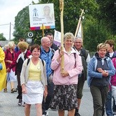  Pielgrzymi pokonują dziennie kilkadziesiąt kilometrów...