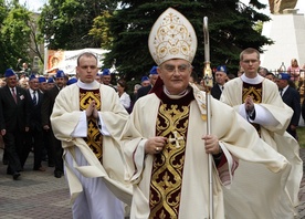 Księża solidarni z abp. Hoserem