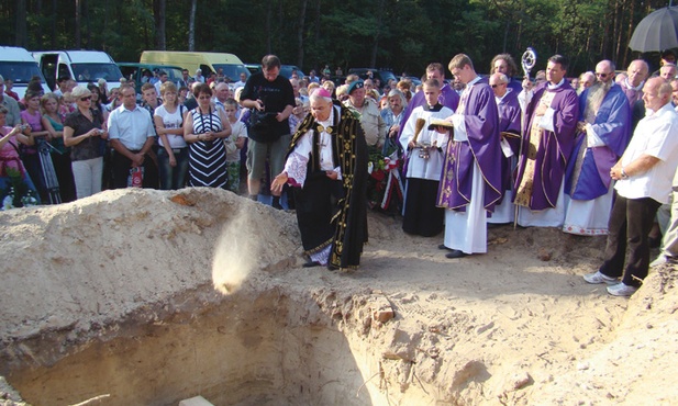 Wyprowadzani śpiewali "Kto się w opiekę..."