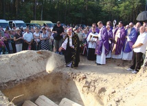 Wyprowadzani śpiewali "Kto się w opiekę..."