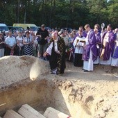 Wyprowadzani śpiewali "Kto się w opiekę..."