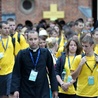 Młodzi wychodzący z fromborskiej katedry