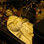 Relikwiarz św. Jana Bosko waży ponad 300 kilogramów.