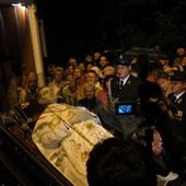 Relikwiarz wysuwa z samochodu specjalna winda.