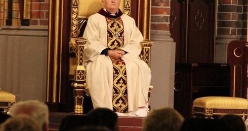 Kuria praska wyjaśnia "żydowski wątek"