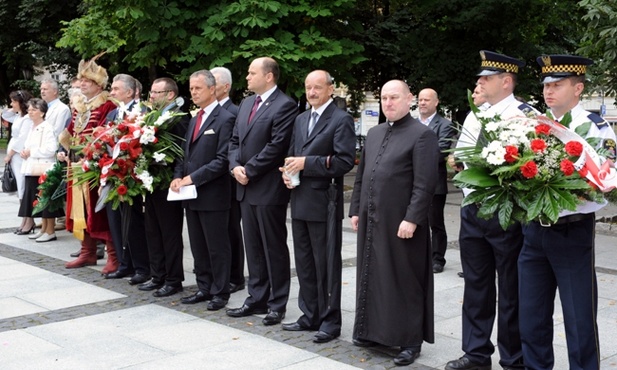 Na rocznicowe obchody przed kościołem garnizonowym przybyli przedstawiciele władz Radomia