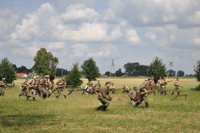 Boisko przy szkole w Lesznie k. Przasnysza stało się naturalną scenerią powtórki historycznych wydarzeń