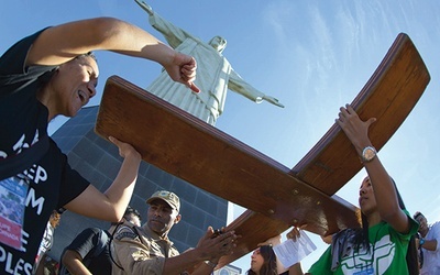  12.07.2013. Brazylia. Rio de janeiro. Młodzi niosący krzyż Światowych Dni Młodzieży pod słynną statuą Chrystusa Odkupiciela na górze Corcovado. Od 22 do 28 lipca w Rio odbędą się Światowe Dni Młodzieży pod przewodnictwem papieża Franciszka  