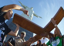  12.07.2013. Brazylia. Rio de janeiro. Młodzi niosący krzyż Światowych Dni Młodzieży pod słynną statuą Chrystusa Odkupiciela na górze Corcovado. Od 22 do 28 lipca w Rio odbędą się Światowe Dni Młodzieży pod przewodnictwem papieża Franciszka  