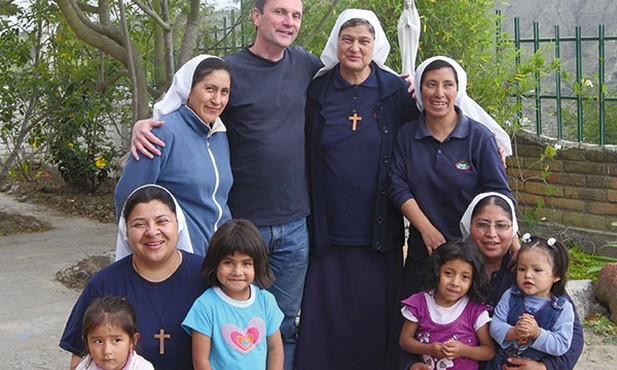  Darek w Ekwadorze z siostrami ze zgromadzenia Cristo Misionero Orante i ich podopiecznymi