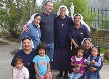  Darek w Ekwadorze z siostrami ze zgromadzenia Cristo Misionero Orante i ich podopiecznymi