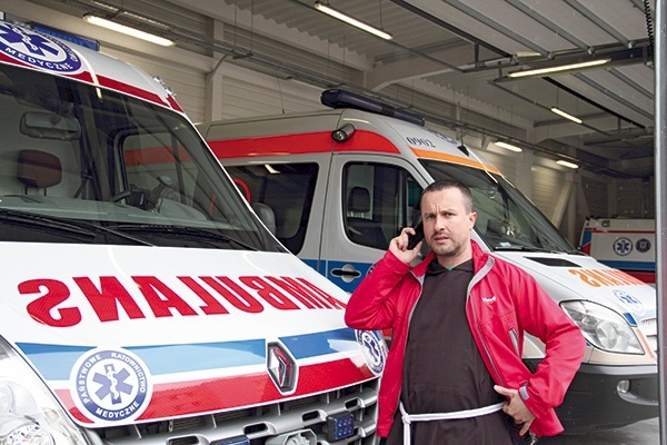 Ojciec Benedykt Pączka, kapucyn. To on wpadł na pomysł stworzenia telefonicznego Pogotowia Duchowego. Jest czynne przez całą dobę