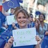  Chorwatka na ulicach Zagrzebia w dniu wejścia jej kraju do Unii Europejskiej 
