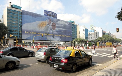  Gigantyczne zdjęcie papieża z podpisem: „Miasto czci z dumą i radością papieża Franciszka” wisi w samym centrum Buenos Aires