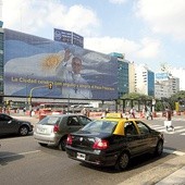  Gigantyczne zdjęcie papieża z podpisem: „Miasto czci z dumą i radością papieża Franciszka” wisi w samym centrum Buenos Aires