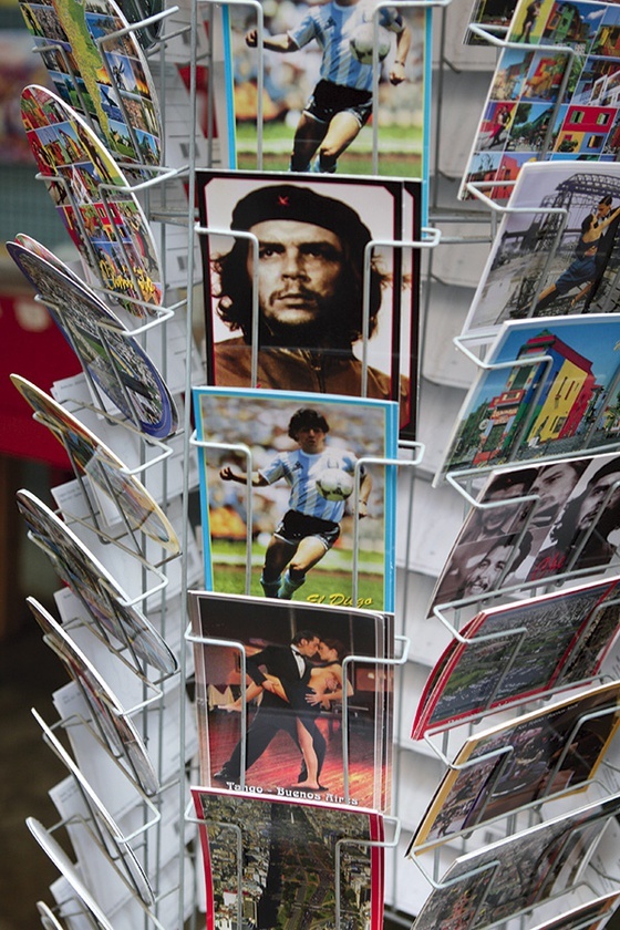 „Ikony” Argentyny: Ernesto „Che” Guevara, Diego Maradona i tango. Takie obrazki można kupić w każdym kiosku