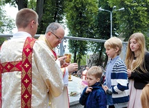 W dniu święceń dk. Czesław Cebulla służy bp. Andrzejowi udzielającemu Komunii św. 