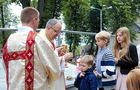 W dniu święceń dk. Czesław Cebulla służy bp. Andrzejowi udzielającemu Komunii św. 