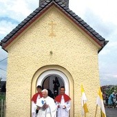 Ks. Paweł Zając w ubiegłym roku poświęcił odnowioną kapliczkę św. Anny