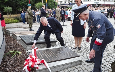 Tablicę odsłonili (od lewej) Bogusław Wierdak, przewodniczący sejmiku, Barbara Kamińska  z Zarządu Województwa i mjr Adam Kownacki, żołnierz AK, uczestnik obrony Przebraża z 1943 r.