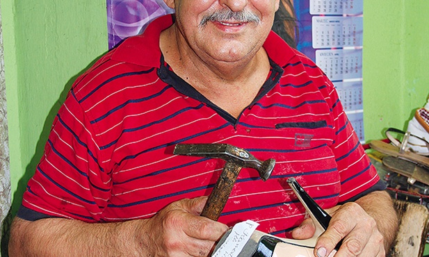 Mieczysław Stopiński z nostalgią wspomina czasy, w których w jego miejscowości było 20 szewców