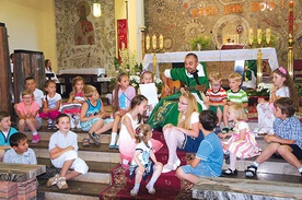  Podczas kazania ks. Jacek zachęca dzieci, by codziennie  kreśliły krzyżyk na czołach swoich rodziców