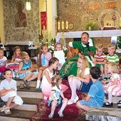  Podczas kazania ks. Jacek zachęca dzieci, by codziennie  kreśliły krzyżyk na czołach swoich rodziców