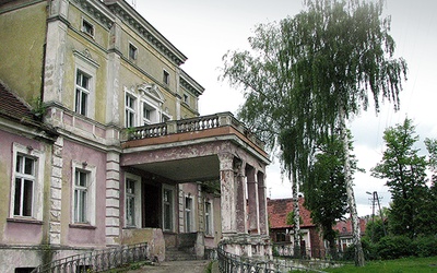 Pałac w Obiszowie ciągle czeka na prywatnego właściciela. Zabytek wraz z parkiem wystawiono za niecałe ćwierć miliona złotych
