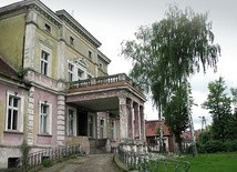 Pałac w Obiszowie ciągle czeka na prywatnego właściciela. Zabytek wraz z parkiem wystawiono za niecałe ćwierć miliona złotych