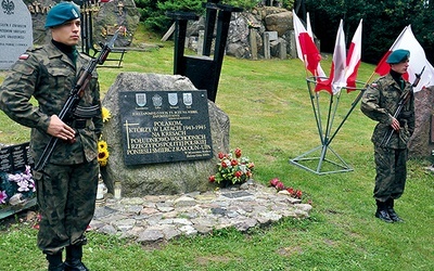 Uczestnicy obchodów złożyli kwiaty pod obeliskiem „Polakom, którzy w latach 1943–1945 na Kresach Południowo- -Wschodnich Rzeczypospolitej ponieśli śmierć z rąk OUN-UPA