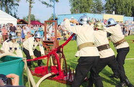  Strażacy jubilaci doskonale sobie radzili z prawie stuletnią sikawką