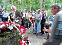 Przy pomniku w Bełżcu złożyli kwiaty i zapalili znicze