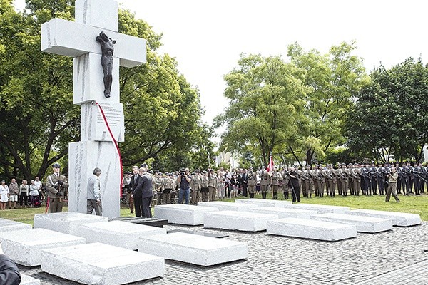 Pomnik stanął w pobliżu Trasy AK, niedaleko kościoła Matki Bożej Królowej Polski na Marymoncie